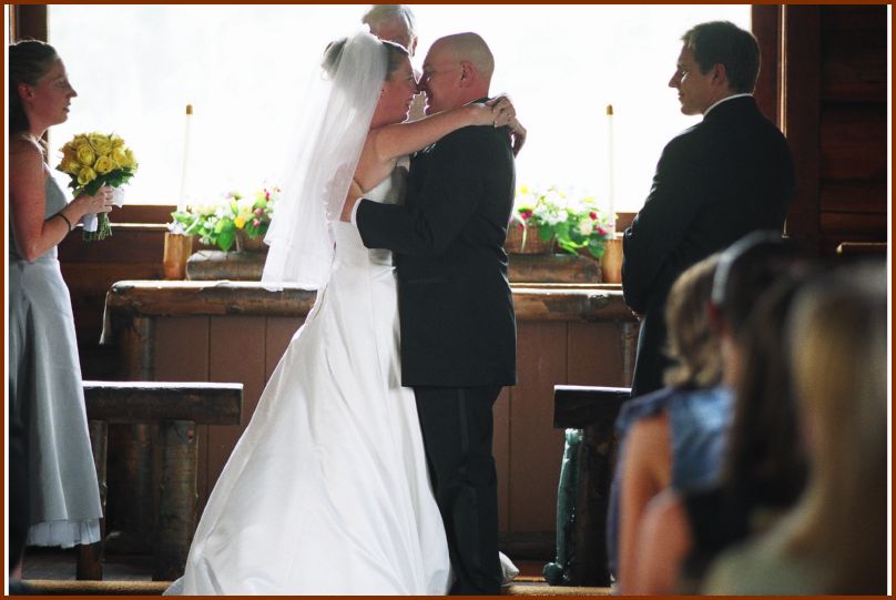 Kiss at the altar